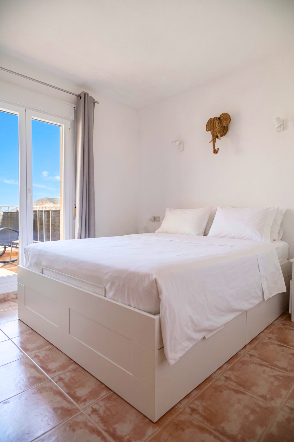 Luminoso apartamento de 2 dormitorios y 2 baños con piscina y a 15 minutos a pie de la playa Cumbre del Sol