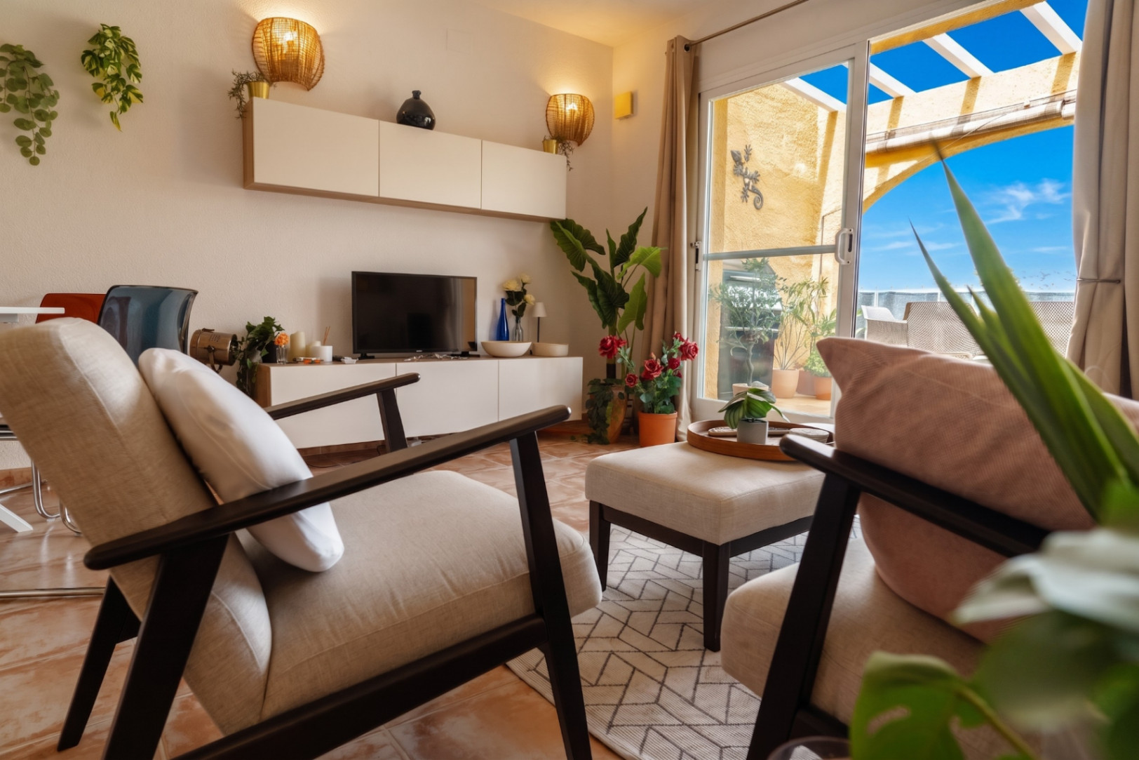 Luminoso apartamento de 2 dormitorios y 2 baños con piscina y a 15 minutos a pie de la playa Cumbre del Sol