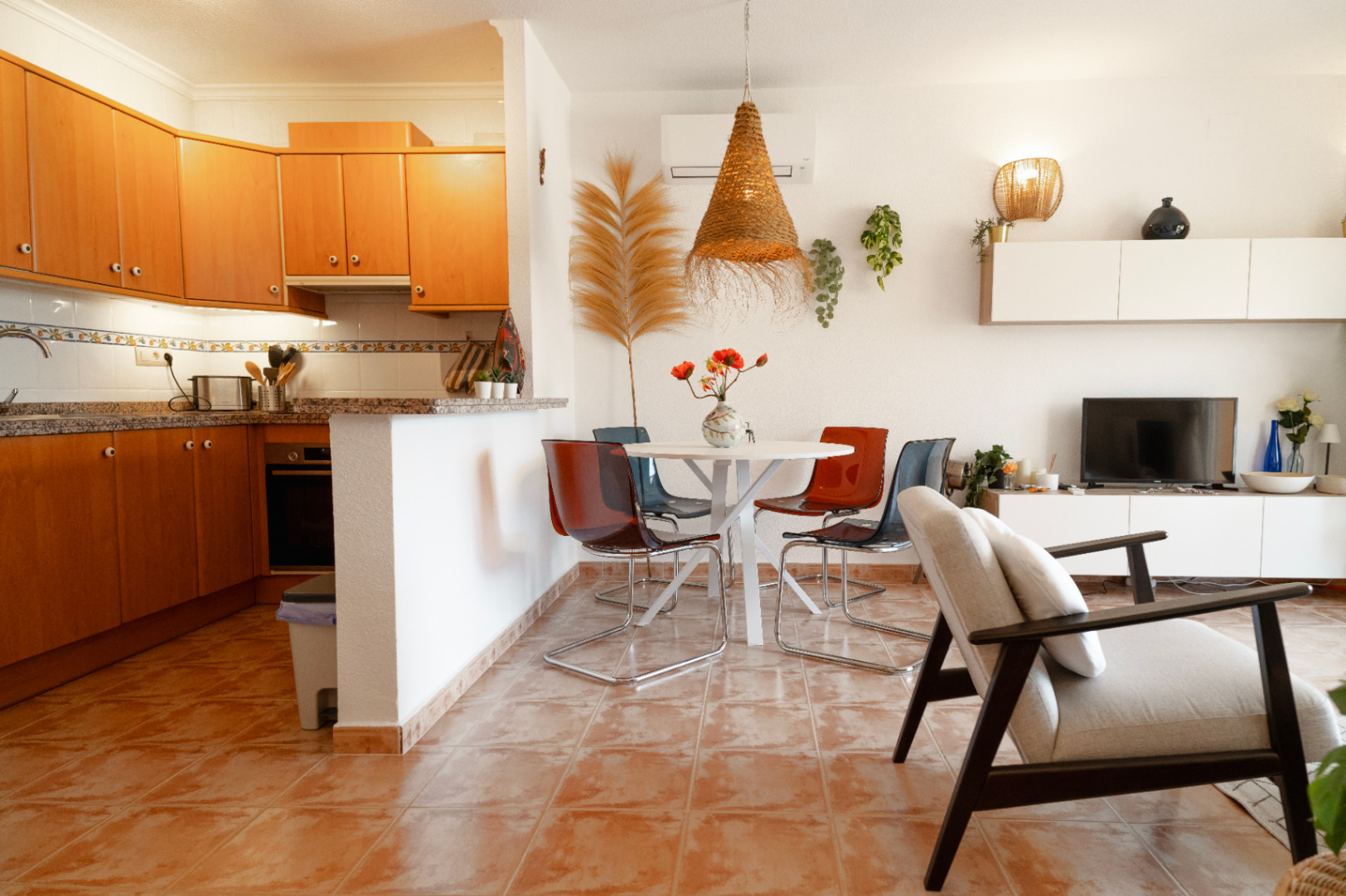 Luminoso apartamento de 2 dormitorios y 2 baños con piscina y a 15 minutos a pie de la playa Cumbre del Sol