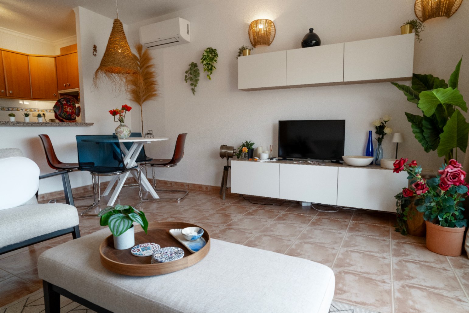 Luminoso apartamento de 2 dormitorios y 2 baños con piscina y a 15 minutos a pie de la playa Cumbre del Sol