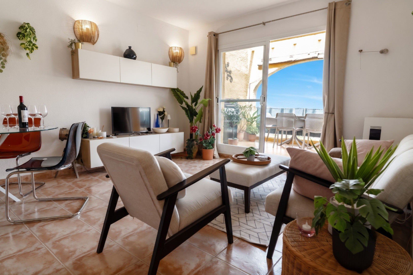 Luminoso apartamento de 2 dormitorios y 2 baños con piscina y a 15 minutos a pie de la playa Cumbre del Sol