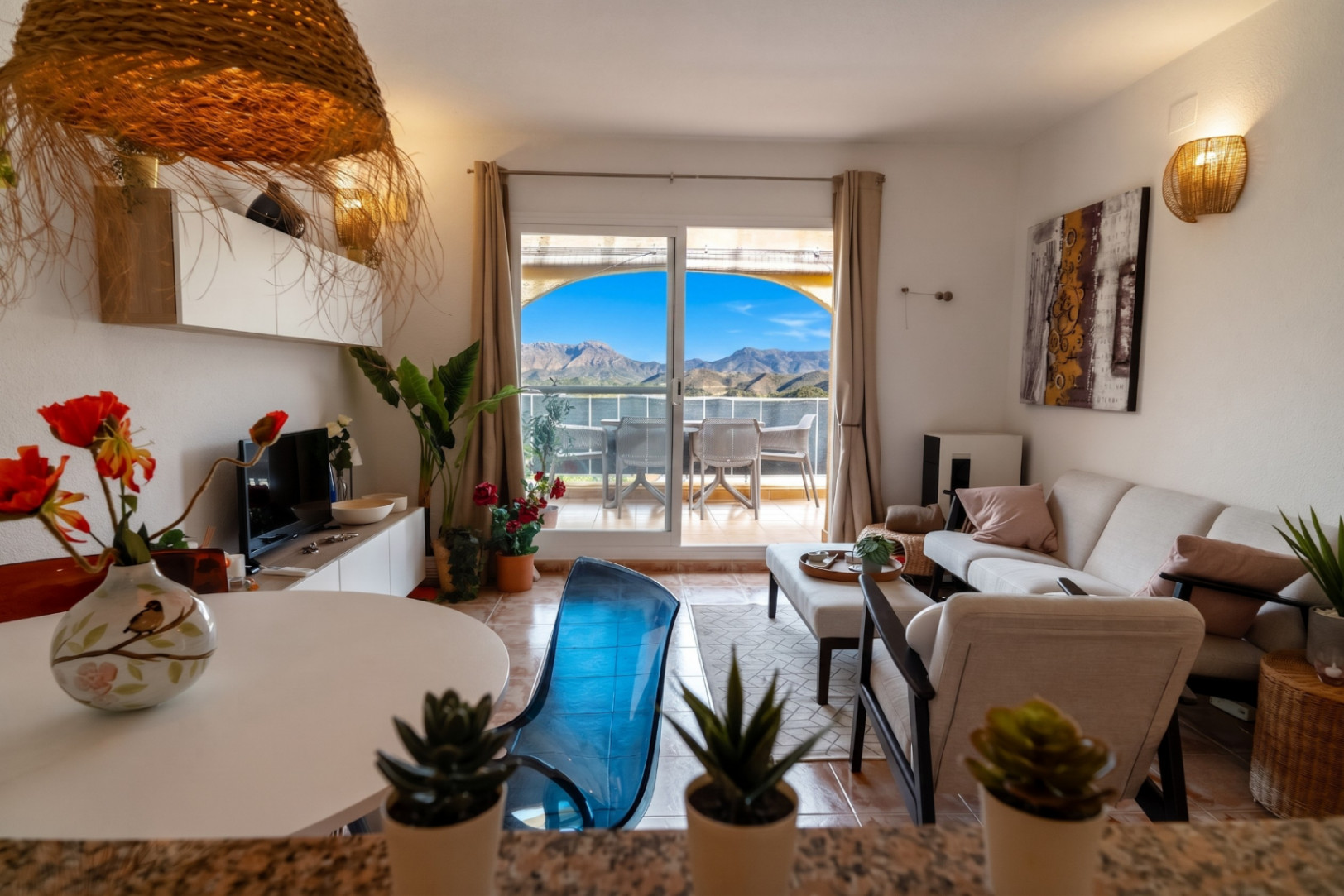 Luminoso apartamento de 2 dormitorios y 2 baños con piscina y a 15 minutos a pie de la playa Cumbre del Sol