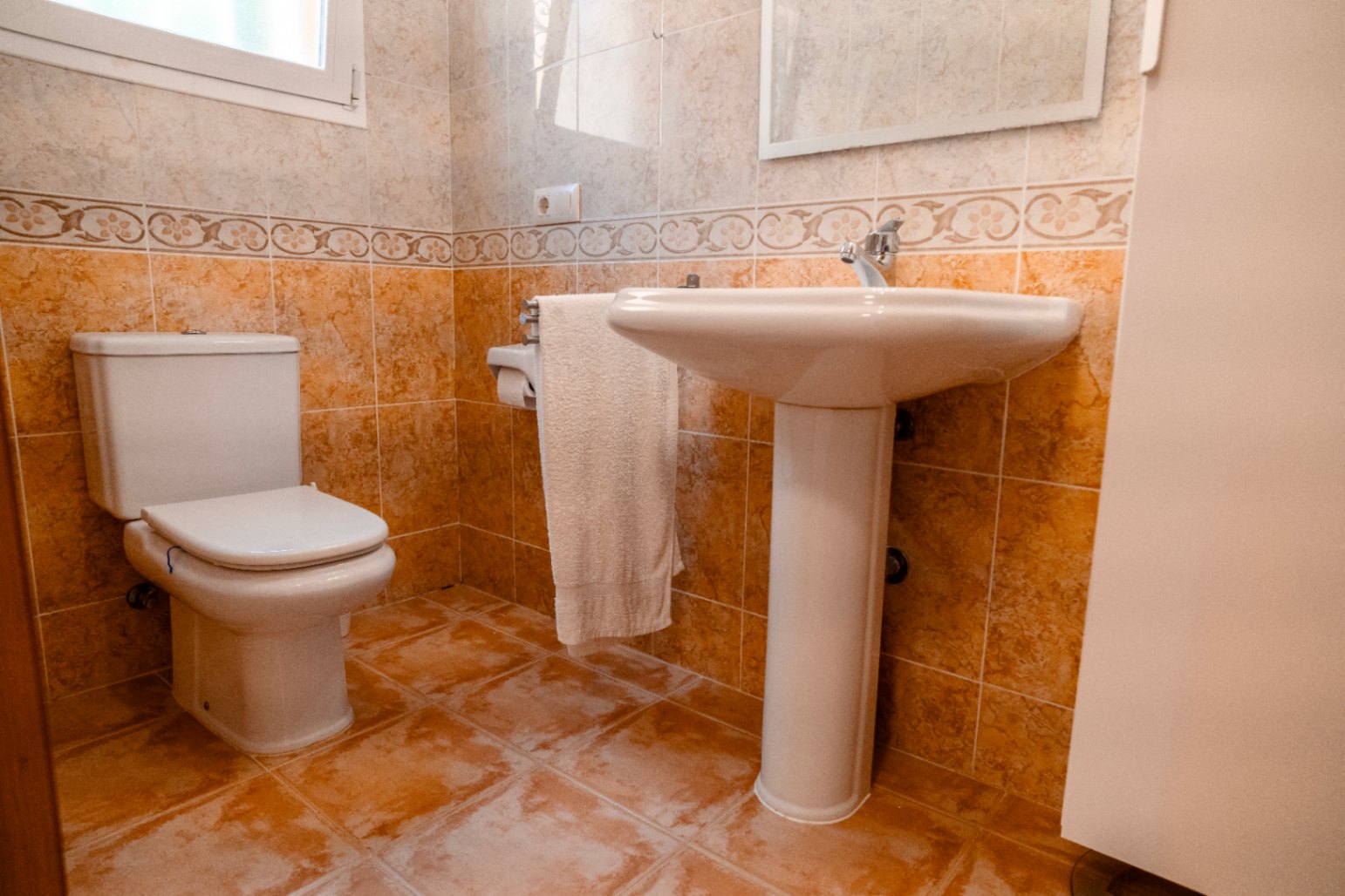 Luminoso apartamento de 2 dormitorios y 2 baños con piscina y a 15 minutos a pie de la playa Cumbre del Sol