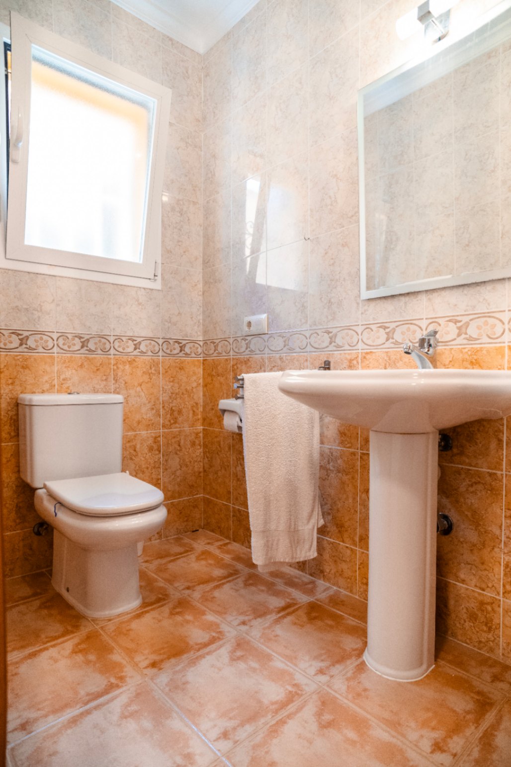 Luminoso apartamento de 2 dormitorios y 2 baños con piscina y a 15 minutos a pie de la playa Cumbre del Sol