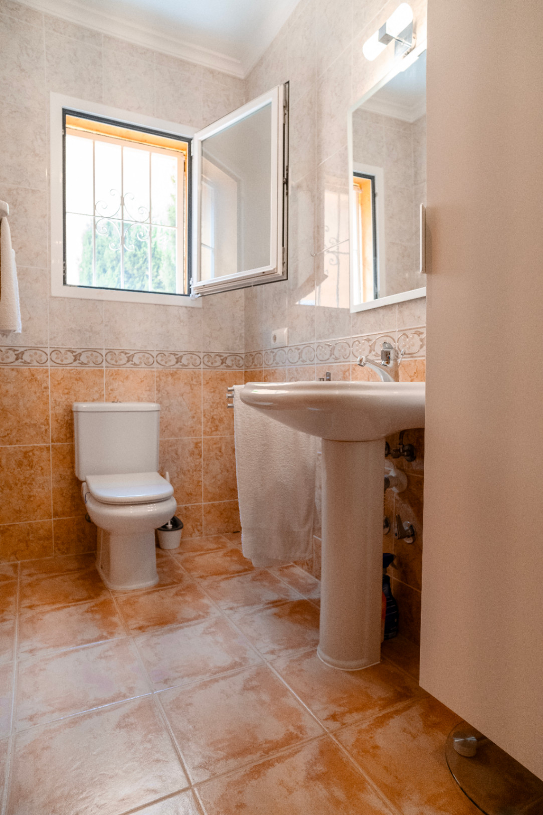 Luminoso apartamento de 2 dormitorios y 2 baños con piscina y a 15 minutos a pie de la playa Cumbre del Sol