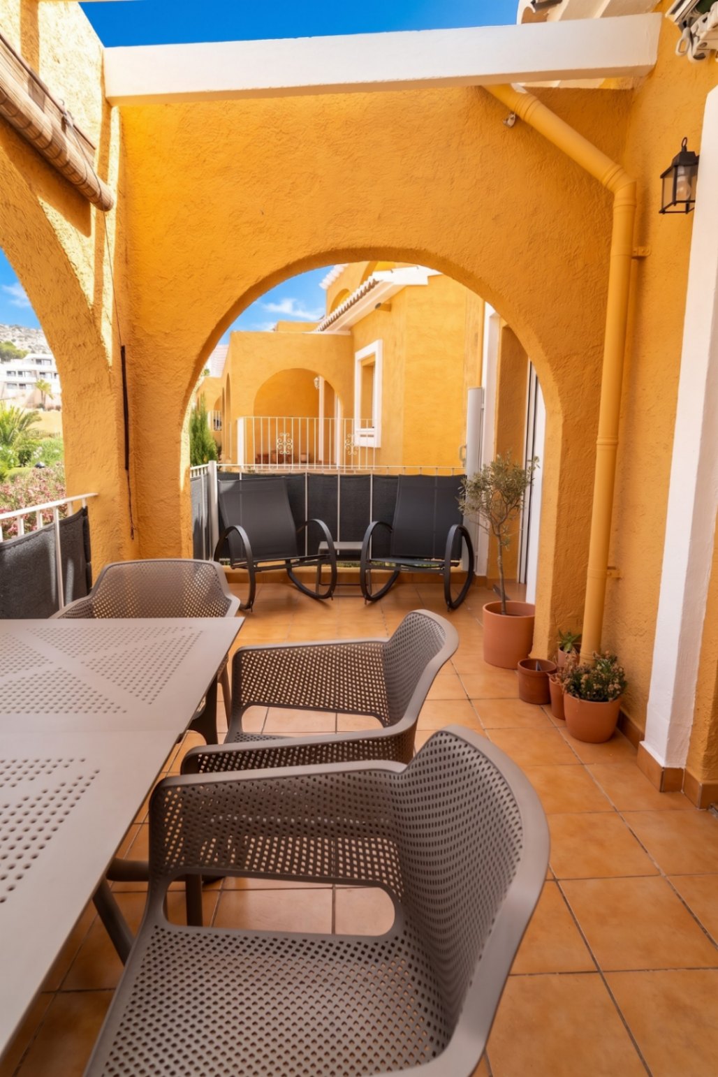 Luminoso apartamento de 2 dormitorios y 2 baños con piscina y a 15 minutos a pie de la playa Cumbre del Sol