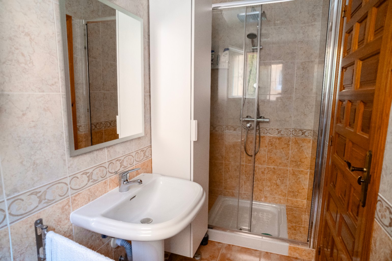 Luminoso apartamento de 2 dormitorios y 2 baños con piscina y a 15 minutos a pie de la playa Cumbre del Sol