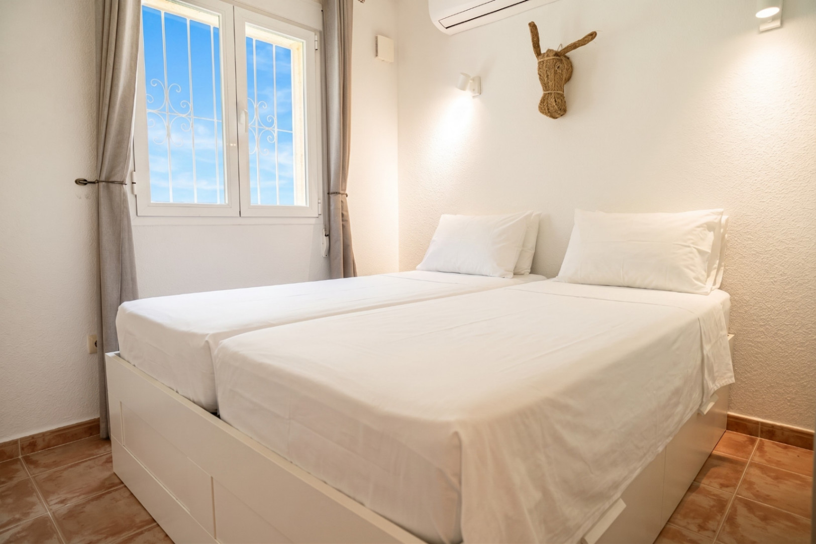 Luminoso apartamento de 2 dormitorios y 2 baños con piscina y a 15 minutos a pie de la playa Cumbre del Sol