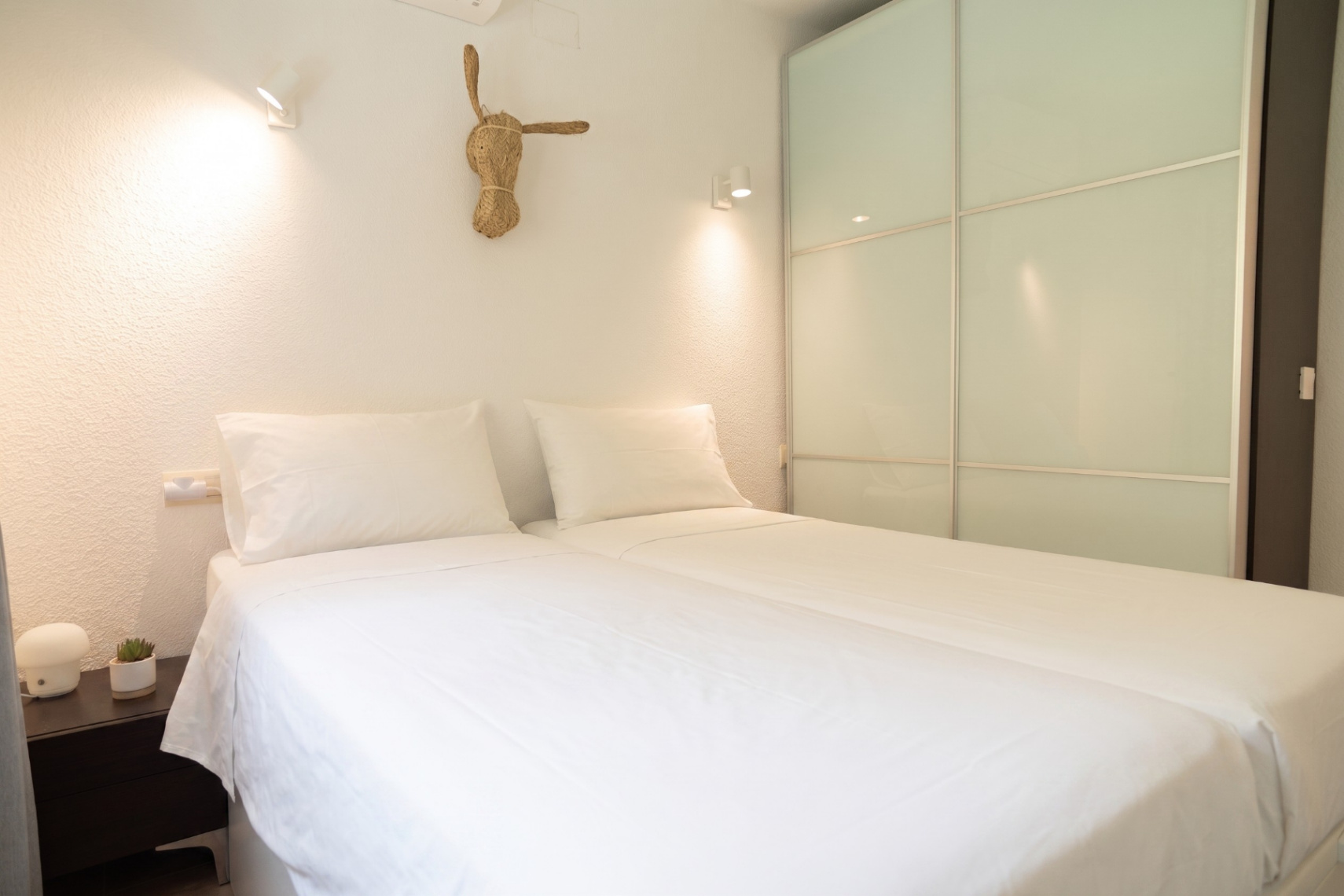 Luminoso apartamento de 2 dormitorios y 2 baños con piscina y a 15 minutos a pie de la playa Cumbre del Sol