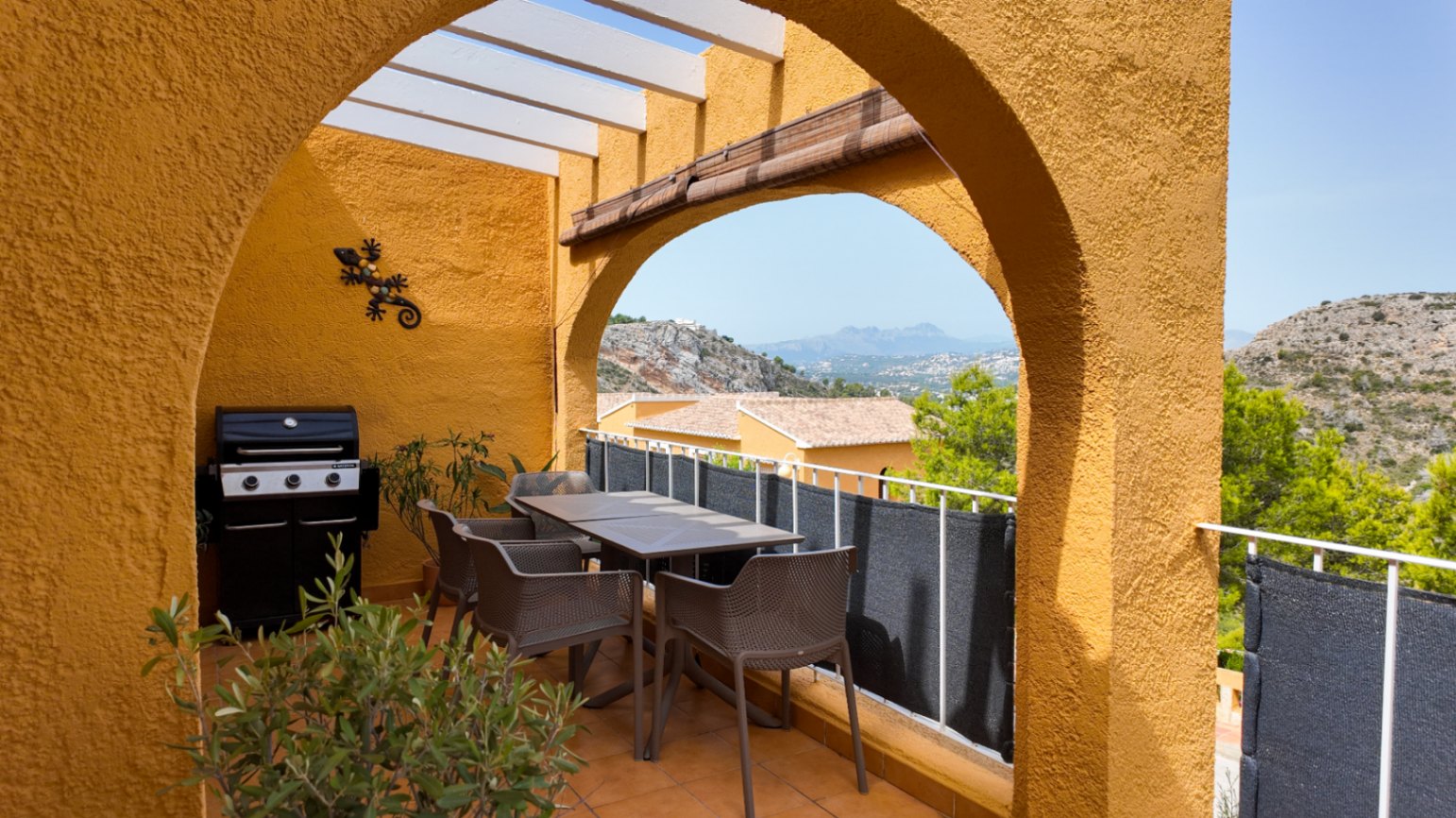 Luminoso apartamento de 2 dormitorios y 2 baños con piscina y a 15 minutos a pie de la playa Cumbre del Sol