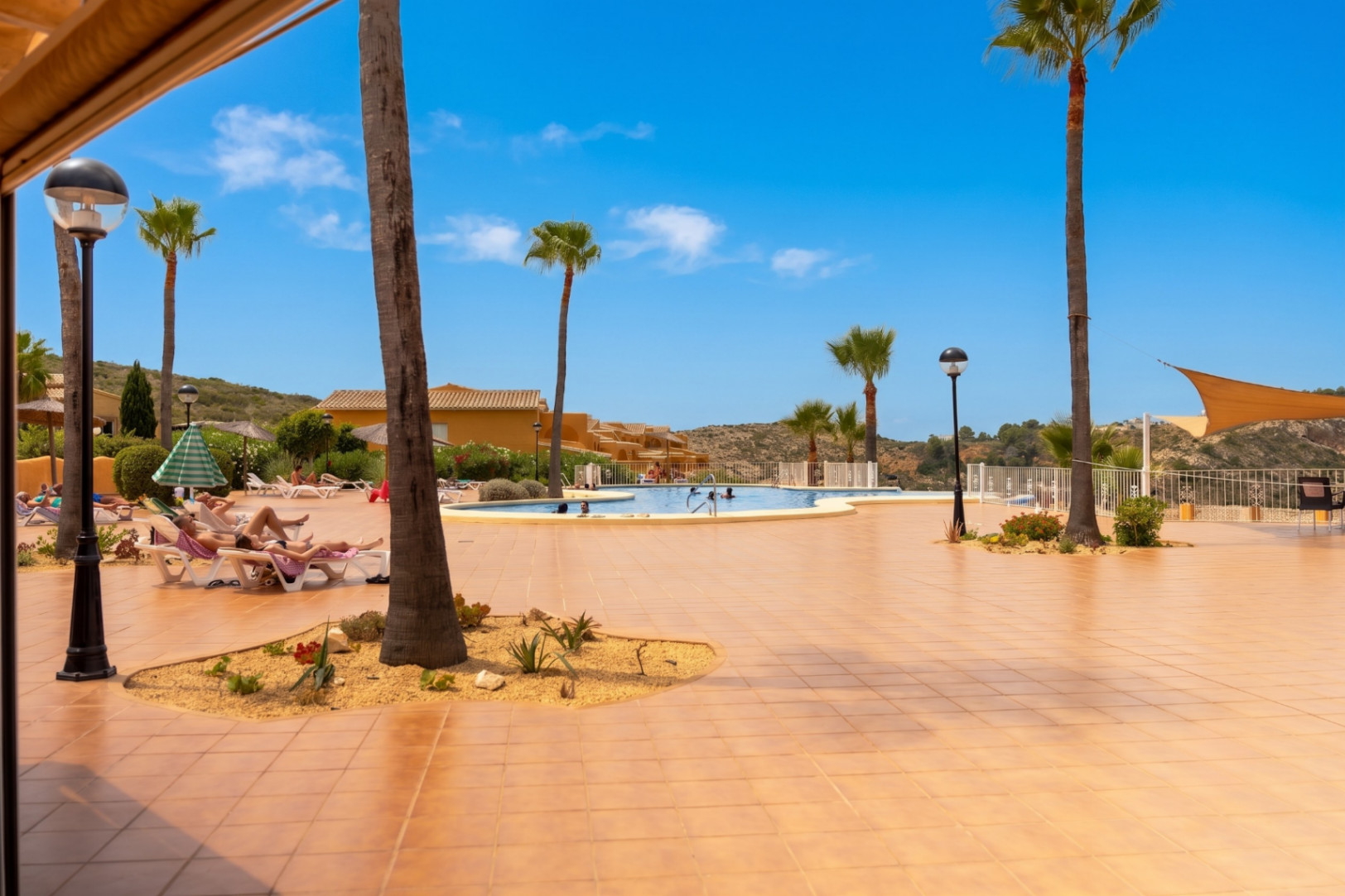 Luminoso apartamento de 2 dormitorios y 2 baños con piscina y a 15 minutos a pie de la playa Cumbre del Sol