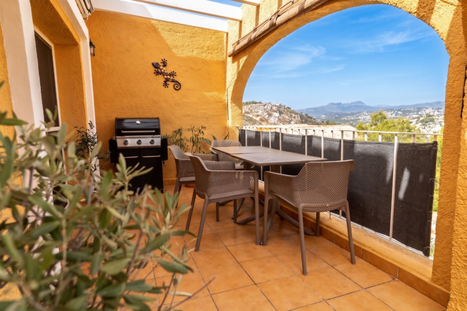 Luminoso apartamento de 2 dormitorios y 2 baños con piscina y a 15 minutos a pie de la playa Cumbre del Sol