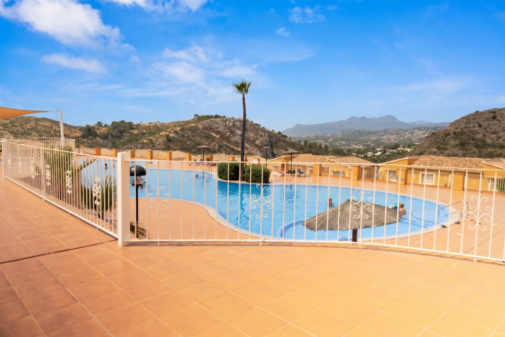 Luminoso apartamento de 2 dormitorios y 2 baños con piscina y a 15 minutos a pie de la playa Cumbre del Sol