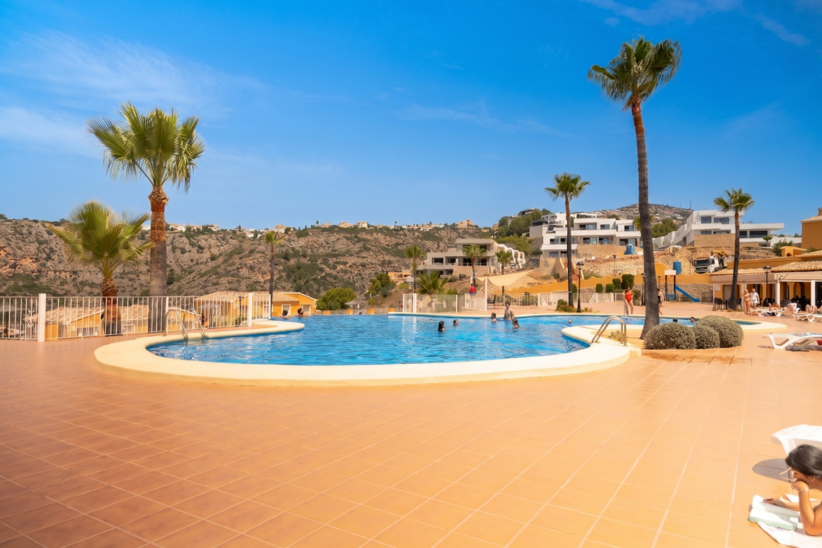 Luminoso apartamento de 2 dormitorios y 2 baños con piscina y a 15 minutos a pie de la playa Cumbre del Sol