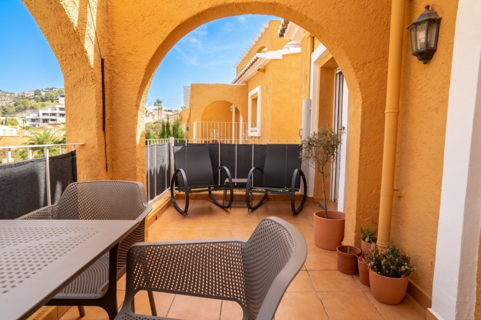 Luminoso apartamento de 2 dormitorios y 2 baños con piscina y a 15 minutos a pie de la playa Cumbre del Sol