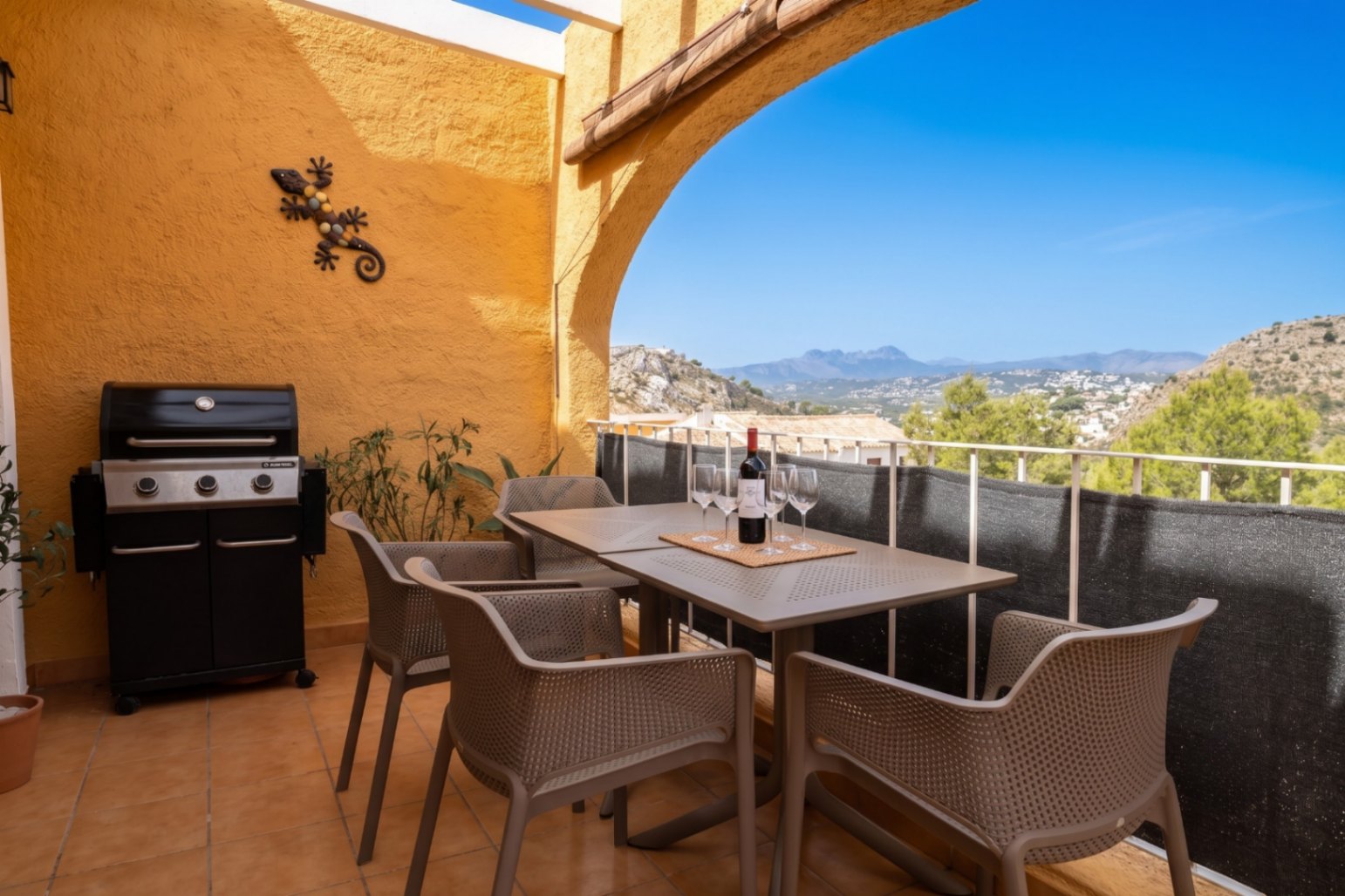 Luminoso apartamento de 2 dormitorios y 2 baños con piscina y a 15 minutos a pie de la playa Cumbre del Sol