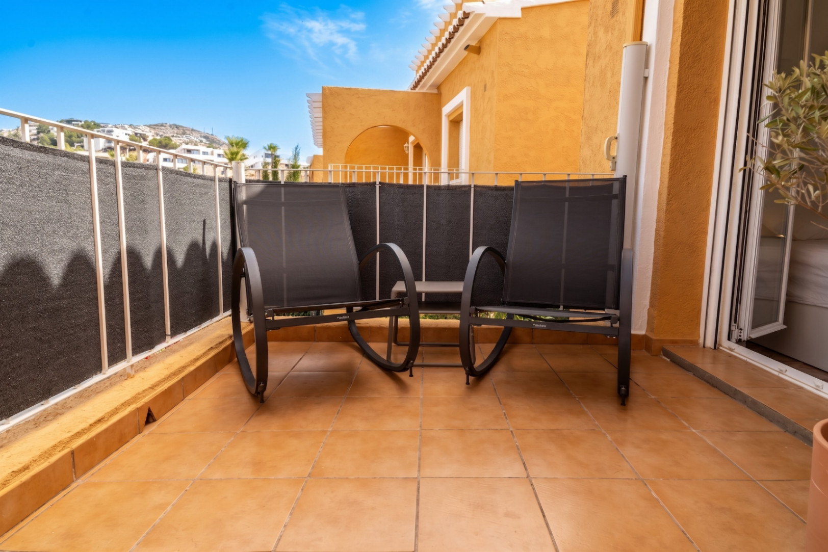 Luminoso apartamento de 2 dormitorios y 2 baños con piscina y a 15 minutos a pie de la playa Cumbre del Sol