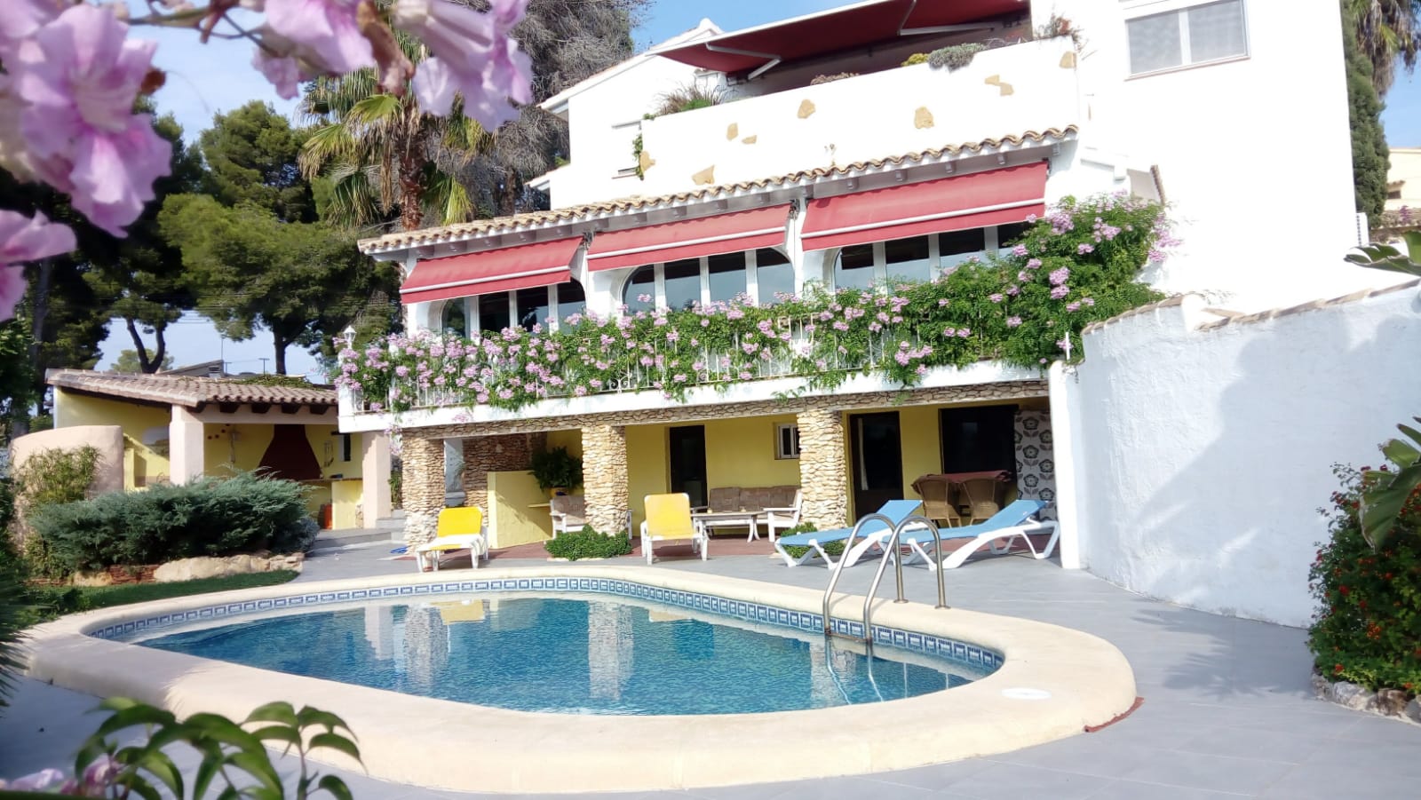 Gerenoveerde villa met zeezicht te koop in Moraira